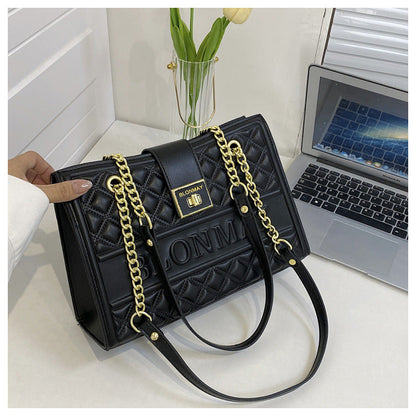 Diamond-embossed chain shoulder bag for women